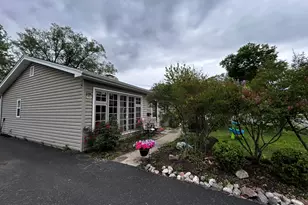 324 N Emerald Ave, Mundelein, IL 60060 - Photo 2