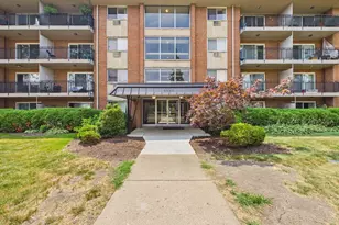 2210 S Goebbert Rd, Arlington Heights, IL 60005 - Photo 1