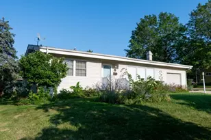 928 Woodland Dr, Rockford, IL 61108 - Photo 2
