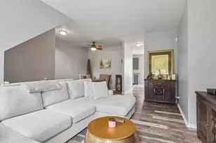 105 Station Park Cir, Grayslake, IL 60030 - Photo 6