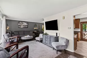 228 N Walnut Ln, Schaumburg, IL 60194 - Photo 8