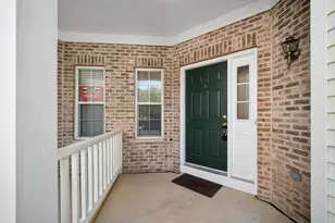 946 Cynthia Ln, Lake in the Hills, IL 60156 - Photo 2