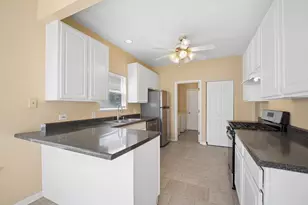 946 Cynthia Ln, Lake in the Hills, IL 60156 - Photo 8