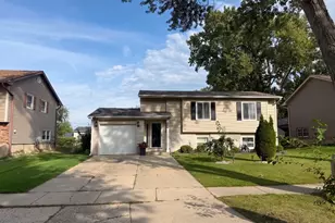 753 MacArthur Dr, Buffalo Grove, IL 60089 - Photo 1