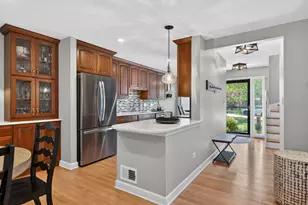 330 Mallard Point, Lake Barrington, IL 60010 - Photo 2