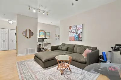 550 W Surf Street #302, Chicago, IL 60657 - Photo 4