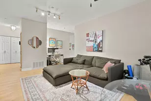 550 W Surf St, Chicago, IL 60657 - Photo 4