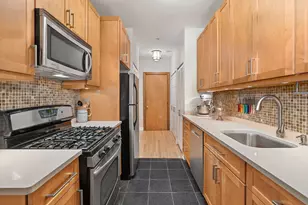 550 W Surf St, Chicago, IL 60657 - Photo 6