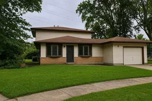 8 Wayne Ct, Park Forest, IL 60466 - Photo 1