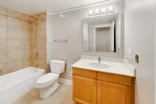 201 N Westshore Dr, Chicago, IL 60601 - Photo 26