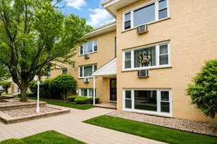 6634 W 95th St, Oak Lawn, IL 60453 - Photo 1