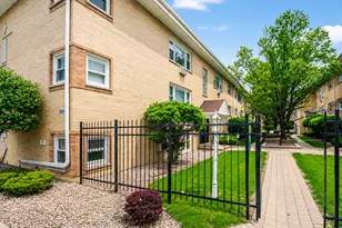 6634 W 95th St, Oak Lawn, IL 60453 - Photo 2