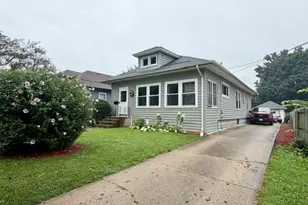 319 Oak St, Elgin, IL 60123 - Photo 2