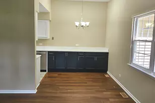 210 Redwood Ct, Vernon Hills, IL 60061 - Photo 6