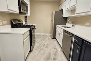 210 Redwood Ct, Vernon Hills, IL 60061 - Photo 8