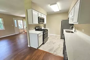210 Redwood Ct, Vernon Hills, IL 60061 - Photo 4