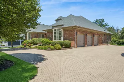 11954 Crosscreek Court, Burr Ridge, IL 60527 - Photo 2