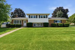 37 E Weathersfield Way, Schaumburg, IL 60193 - Photo 1