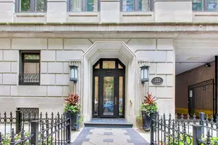 222 E Chestnut St, Chicago, IL 60611 - Photo 2