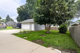 38 N Green St, Carpentersville, IL 60110 - Photo 32