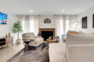 379 Sandhurst Cir, Glen Ellyn, IL 60137 - Photo 10