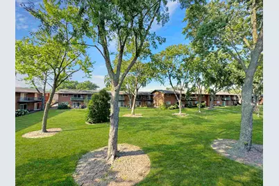 1910 W Hatherleigh Court #2C, Mount Prospect, IL 60056 - Photo 8