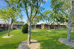 1910 W Hatherleigh Ct, Mount Prospect, IL 60056 - Photo 8