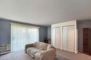 1910 W Hatherleigh Ct, Mount Prospect, IL 60056 - Photo 2