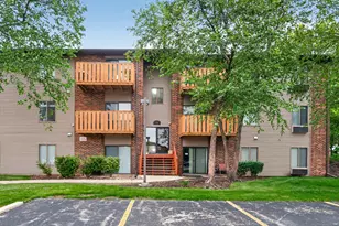 718 Rodenburg Rd, Roselle, IL 60172 - Photo 1