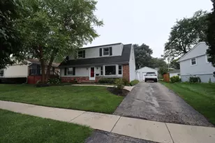 348 Cherrywood Rd, Buffalo Grove, IL 60089 - Photo 2
