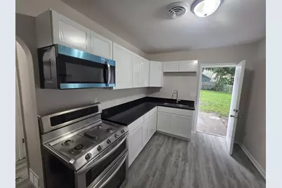 226 N Farnsworth Avenue, Aurora, IL 60505 - Photo 2