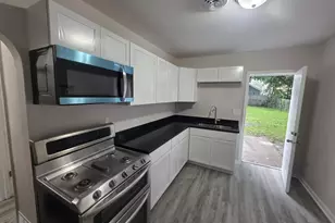 226 N Farnsworth Ave, Aurora, IL 60505 - Photo 2