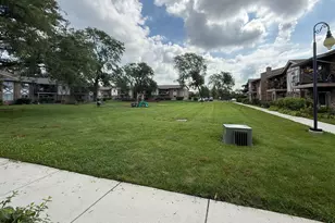 16W486 Lake Dr, Willowbrook, IL 60527 - Photo 12