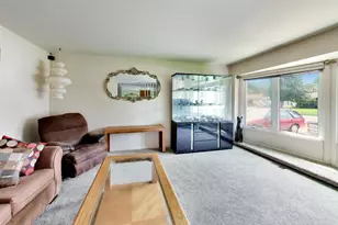 75 Ridgewood Rd, Elk Grove Village, IL 60007 - Photo 2