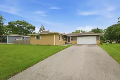 601 E Dogwood Lane, Mount Prospect, IL 60056 - Photo 2