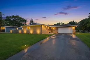 601 E Dogwood Ln, Mount Prospect, IL 60056 - Photo 1