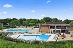 465 Raintree Ct, Glen Ellyn, IL 60137 - Photo 4