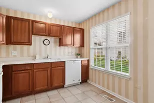 2911 Bartlett Ct, Naperville, IL 60564 - Photo 8