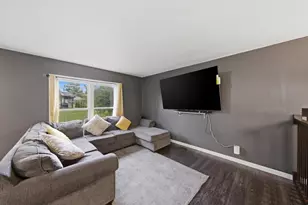 1204 Lincoln Ct, Streamwood, IL 60107 - Photo 6