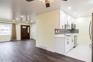 760 Pleasant St, Woodstock, IL 60098 - Photo 8