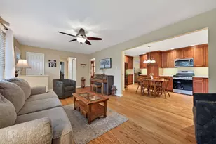 606 Banbury Ct, Roselle, IL 60172 - Photo 4