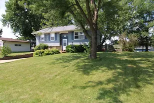 212 Valleyview Dr, Orangeville, IL 61060 - Photo 2