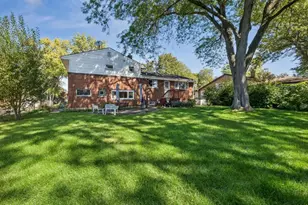1323 W Sigwalt St, Arlington Heights, IL 60005 - Photo 16