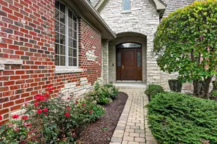 46 Forest Gate Cir, Oak Brook, IL 60523 - Photo 2
