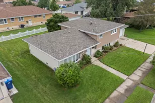 8830 W Lotus Dr, Hickory Hills, IL 60457 - Photo 4
