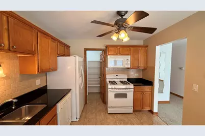 220 Oak Knoll Court #B2, Schaumburg, IL 60193 - Photo 8