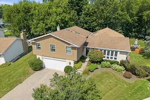 206 Londonderry Ct, Mundelein, IL 60060 - Photo 2
