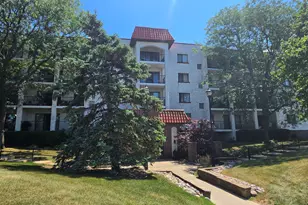 350 Plum Creek Dr, Wheeling, IL 60090 - Photo 2