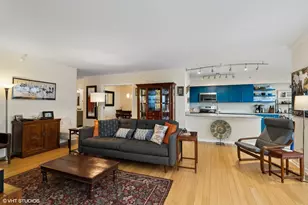 807 Davis St, Evanston, IL 60201 - Photo 4