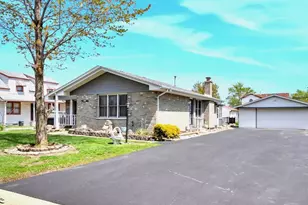 8001 S Lockwood Ave, Burbank, IL 60459 - Photo 2